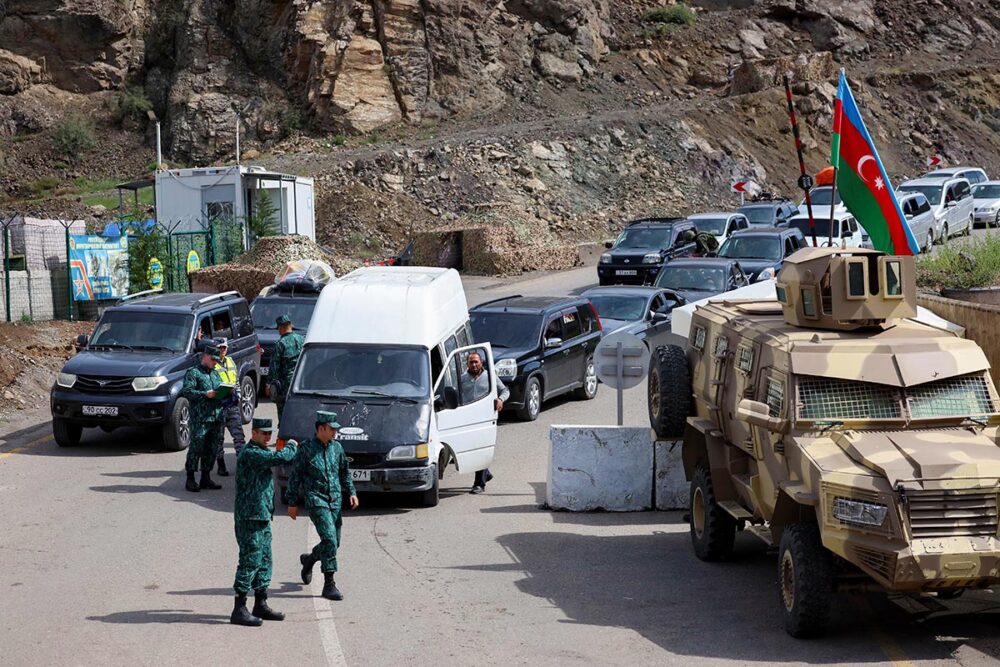 La CPI face à la guerre entre l'Arménie et l'Azerbaïdjan - Photo : des réfugiés quittent le Haut-Karabakh pour l’Arménie.