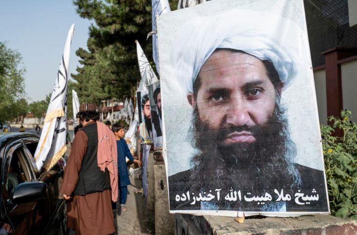 Une affiche du leader suprême des talibans, Hibatullah Akhundzada, dans une rue de Kaboul, en août 2023. © Wakil Kohsar / AFP