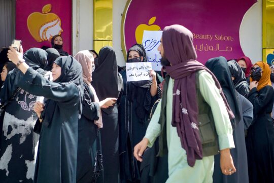 Apartheid de genre en Afghanistan - Photo : à Kaboul, des femmes manifestent pour leurs droits, devant un salon de beauté menacé d'interdiction.