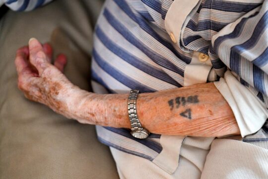 Une survivante de l’Holocauste montre son tatouage réalisé à son arrivée en 1943 au camp de concentration d'Auschwitz-Birkenau.