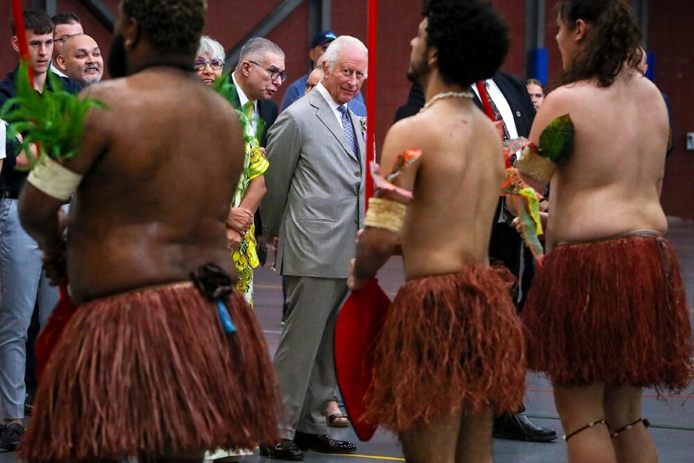 Indigenous rights in Australia: the role of King Charles III of the United Kingdom and the imprint of the Commonwealth. Photo: King Charles observes a performance by an Aboriginal group.