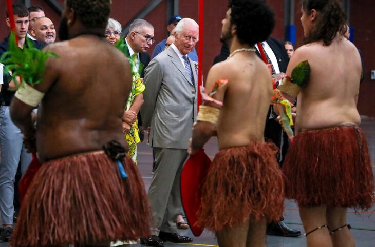 Indigenous rights in Australia: the role of King Charles III of the United Kingdom and the imprint of the Commonwealth. Photo: King Charles observes a performance by an Aboriginal group.