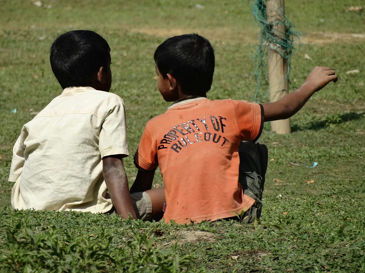 De jeunes garçons dans un champ à Sylhet, Bangladesh, 8 mars 2014.