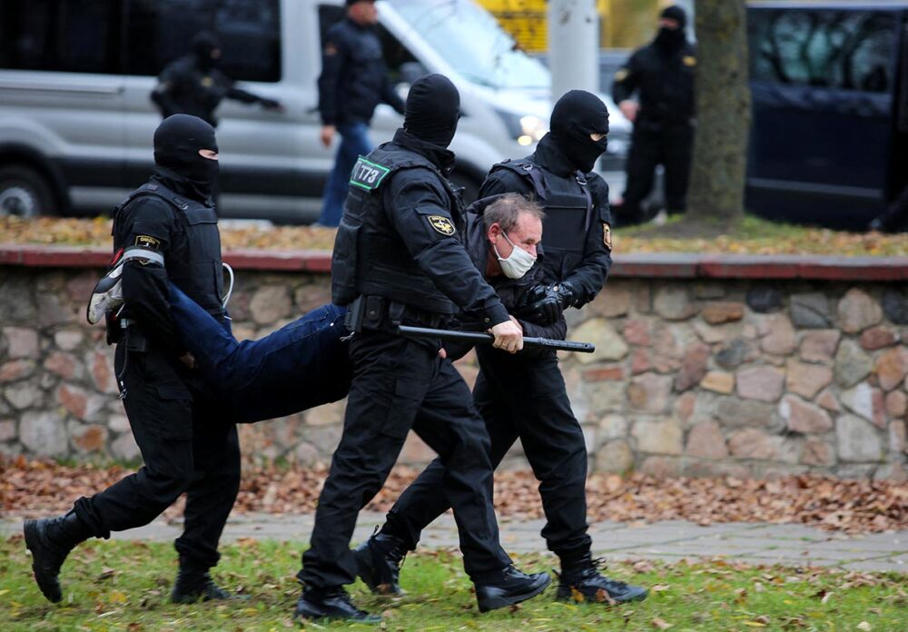 La Biélorussie devant la CPI pour deux cas de « persécution discriminatoire » - Photo : La police anti-émeute arrête un homme dans une rue de Minsk (Biélorussie).