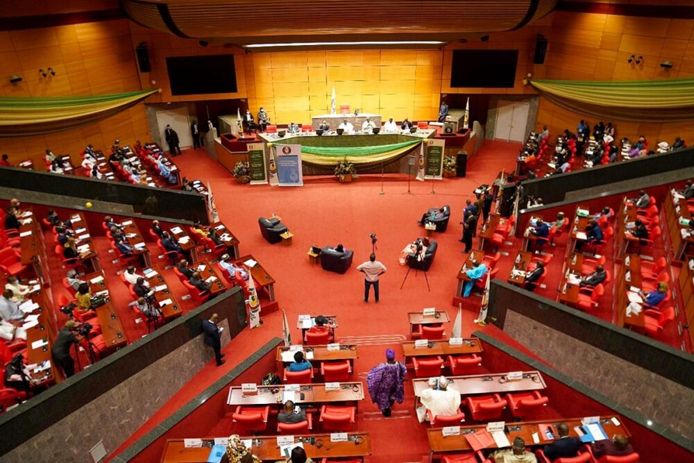 Le parlement de la Communauté économique des États d'Afrique de l'Ouest (Cédéao) s'est opposé au soutien à un tribunal spécial pour la Gambie sous Yahya Jammeh. Photo : vue plongeante sur la salle principale du parlement.