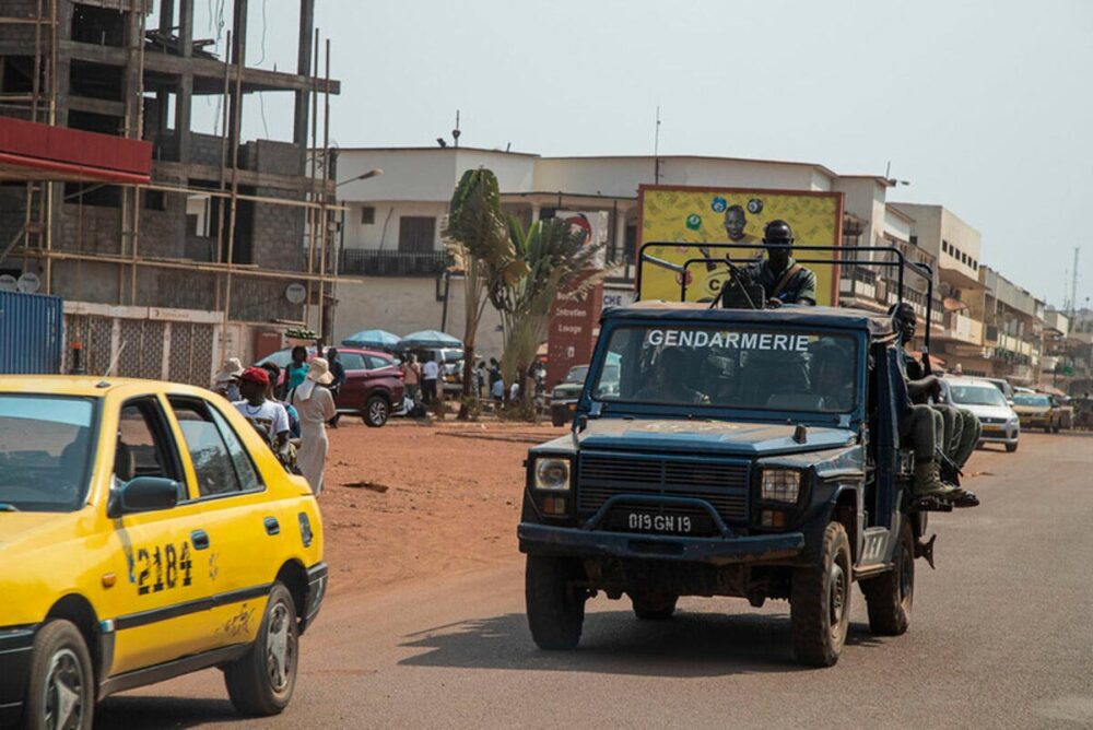 International Criminal Court and Special Criminal Court: a duel at the summit of justice in the Central African Republic. Photo: A taxi and a gendarmerie vehicle in a street in Bangui (Central African Republic).