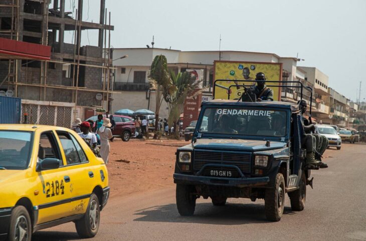 Cour pénale internationale et Cour pénale spéciale : un duel au sommet de la justice, en Centrafrique. Photo : un taxi et un véhicule de la gendarmerie dans une rue de Bangui (République Centrafricaine).