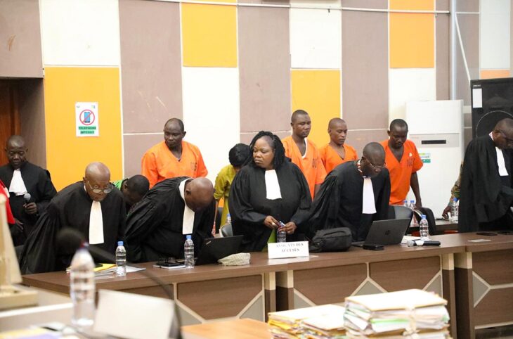 Procès Ndélé 1 devant la Cour pénale spéciale (CPS) - Photo : Azor Kalite, Charfadine Moussa, Antar Hamat et Oscar Wordjonodroba, se tiennent debout dans leur tenue orange de prisonniers, derrière leurs avocats.