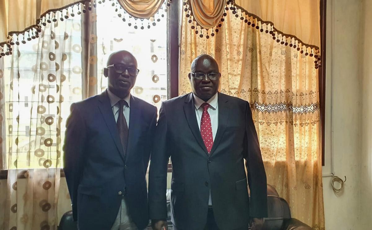 Le procureur adjoint de la CPI, Mame Mandiaye Niang, et le ministre centrafricain de la Justice, Arnaud Djoubaye Abazene