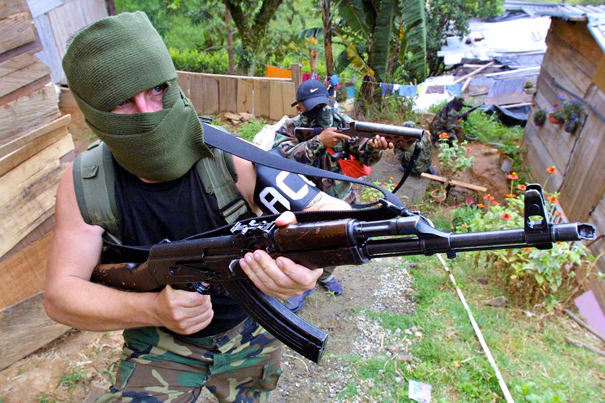 Des paramilitaires armés lors d'une patrouille à Medellin, en Colombie.