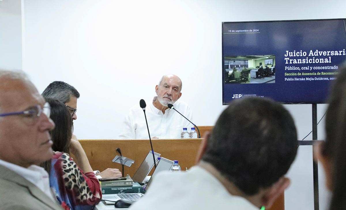 Colonel Hernán Gómez Naranjo testifies at Mejía's trial before the JEP in Colombia.