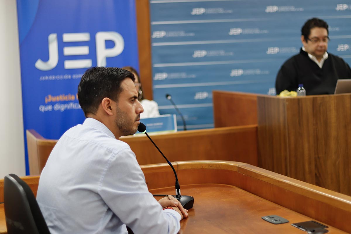 Lieutenant Nelson Llanos testifies at Mejía's trial before the JEP in Colombia.