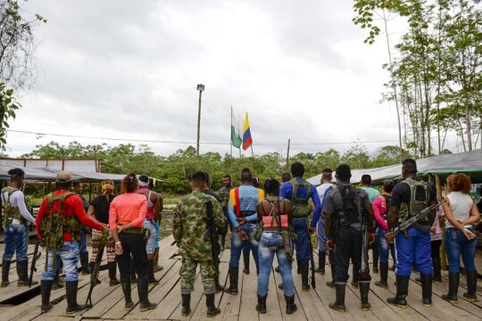 JEP et Justice transitionnelle en Colombie. Photo : des combattants de la guérilla des Forces armées révolutionnaires de Colombie (FARC) s'apprêtent à être démobilisés suite à la signature de l'accord de paix.