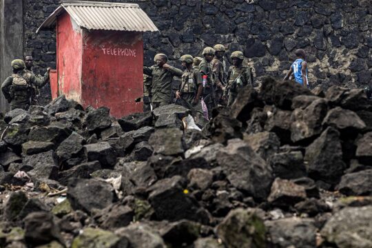 La République démocratique du Congo (RDC), plaque tournante du commerce des minerais, attise les convoitises du Rwanda voisin, comme d'autres Pays plus lointains, en Union Européenne ou ailleurs. Photo : des membres du groupe armé M23, soutenu par le Rwanda, patrouillent à Goma, dans le Nord-Kivu.