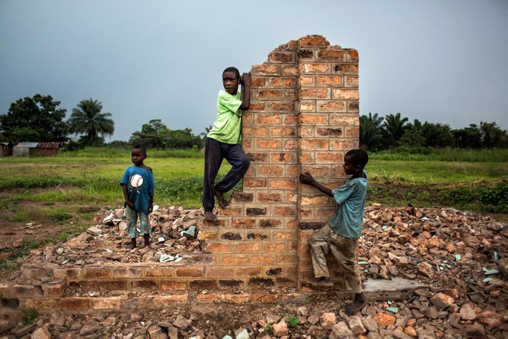 Kasai Truth Commission (Democratic Republic of Congo) - Children play on ruins in this region affected by the Kamwina Nsapu conflict.