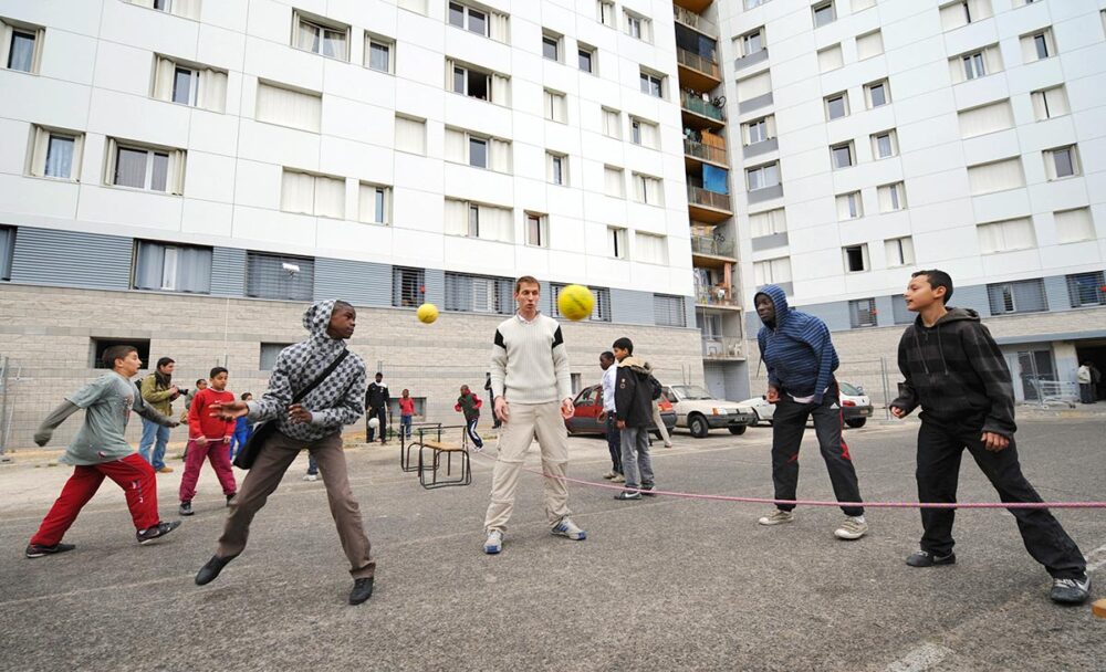 Des jeunes des quartiers nord de Marseille participent à une animation sportive dans la cité Iris.