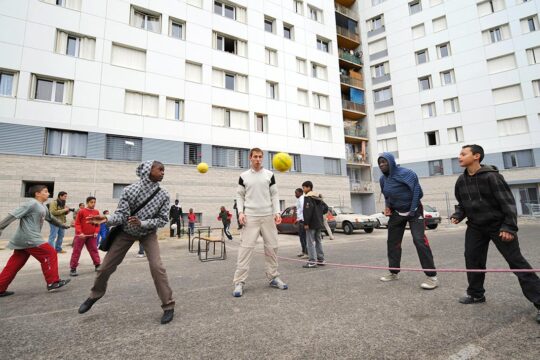 Des jeunes des quartiers nord de Marseille participent à une animation sportive dans la cité Iris.