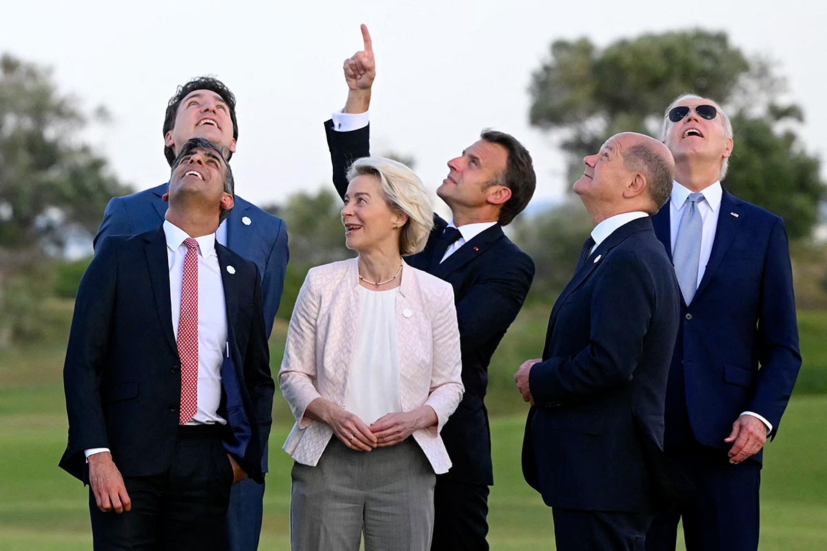 Le Premier ministre britannique Rishi Sunak, le Premier ministre canadien Justin Trudeau, la présidente de la Commission européenne Ursula von der Leyen, le président français Emmanuel Macron, le chancelier allemand Olaf Scholz et le président américain Joe Biden assistent à une démonstration de parachutisme lors du sommet du G7 organisé par l'Italie, du 13 au 15 juin 2024.