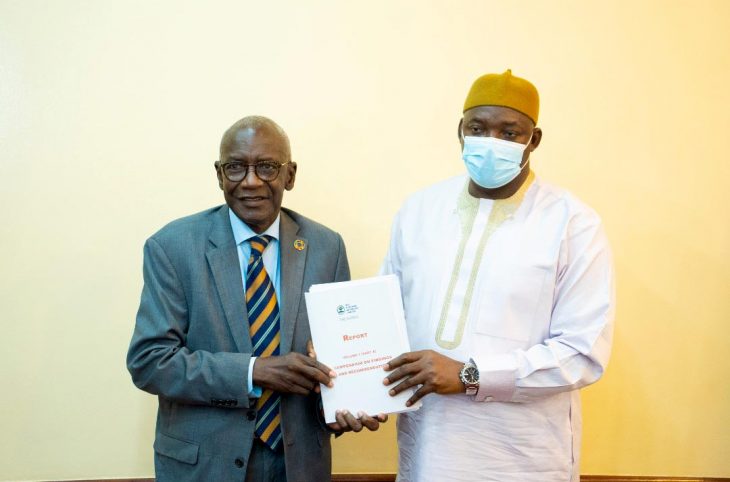 Lamin Sise (président de la Commission vérité, réconciliation et réparations de Gambie) présente le rapport final de la TRRC à Adama Barrow (président de la Gambie).