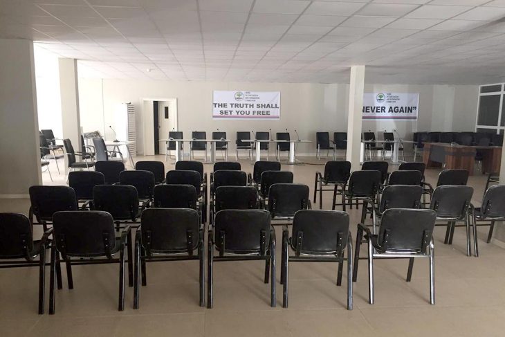 La salle d'aucience de la Commission vérité gambienne est vide