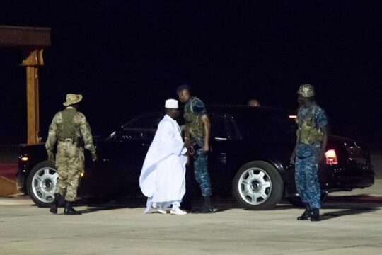 En Gambie, Yahya Jammeh près de la voiture présidentielle, escorté par des 