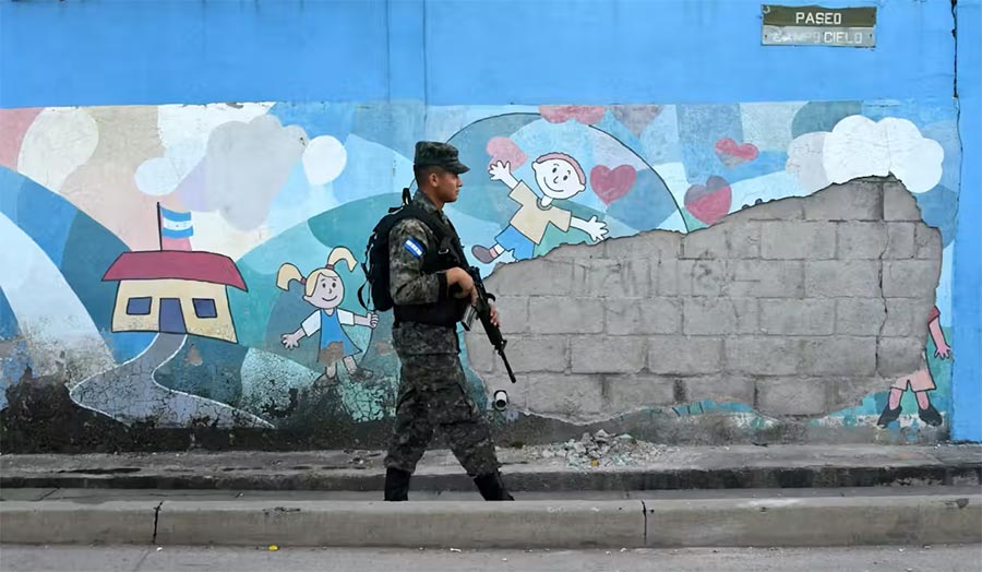 Tegucigalpa, Honduras, novembre 2017, un policier anti-gang patrouille les rues avant le scrutin présidentiel face au sursaut de violences que connait le pays.