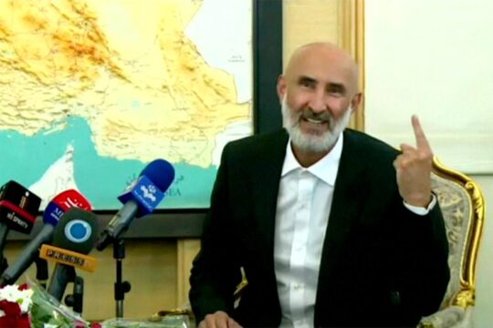 International law: exchange of prisoners between Sweden and Iran. Photo: Hamid Nouri speaks to the Iranian press on his return to Tehran.