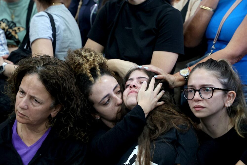 Le droit international vu d'Israël. Photo : des membres de la famille de Naor Hassisim (assassiné par le Hamas le 7 octobre 2023), lors de ses funérailles en Israël.