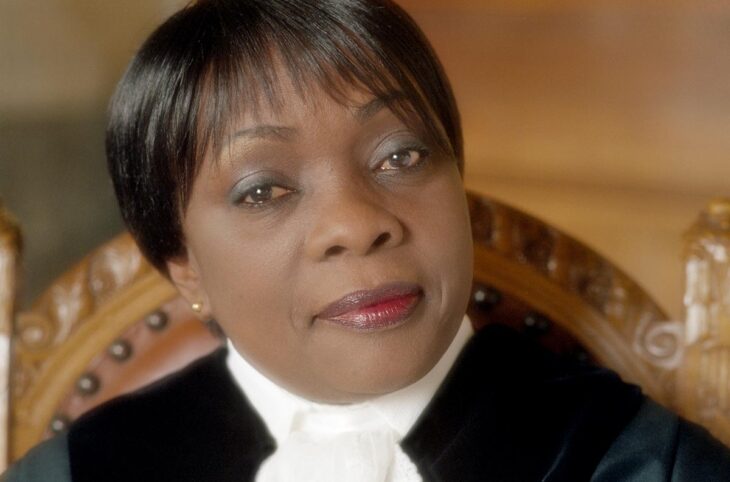 Julia Sebutinde, originaire d'Ouganda, est juge à la Cour internationale de justice (CIJ). Photo : portrait officiel de Sebutinde à la CIJ.