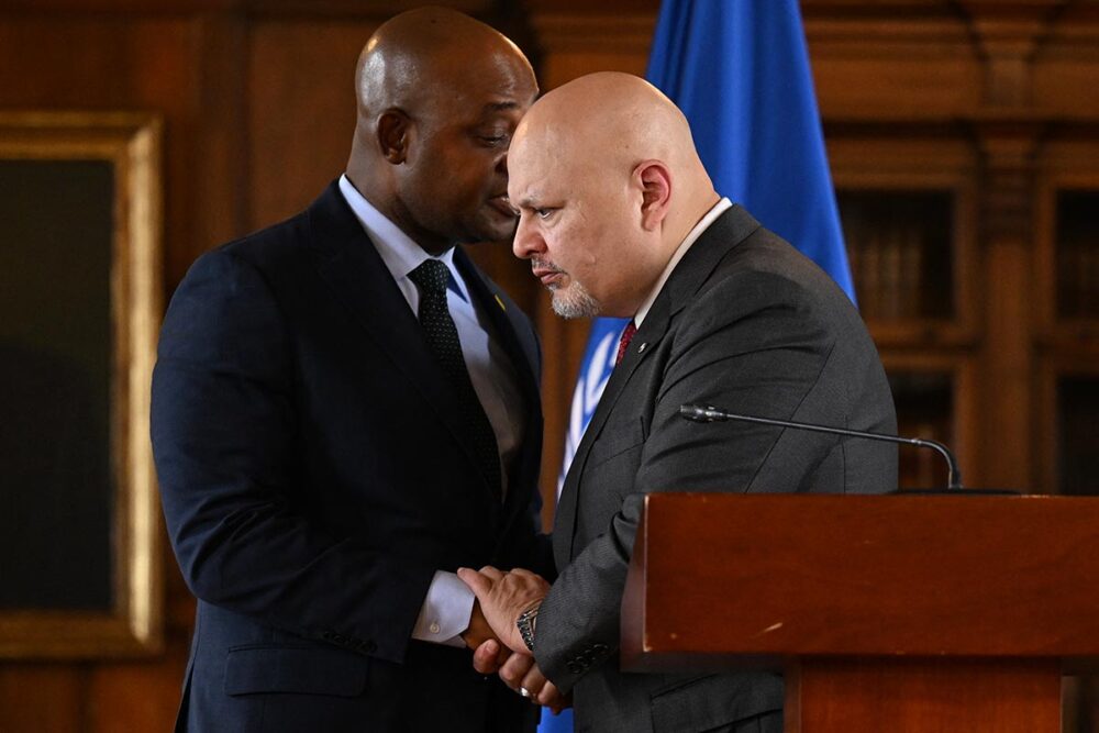 Karim Khan et la CPI sont sous pression - Photo : Karim Khan écoute Luis Fernando Murillo lui parler à l'oreille pendant qu'il lui serra la main, lors d'une visite en Colombie.