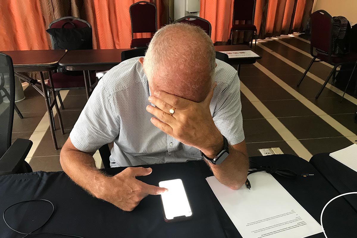 Thomas Elfgren, ancien directeur des enquêtes dans le dossier Massaquoi. Photo : Au Liberia, Elfgren est concentré sur son smartphone.