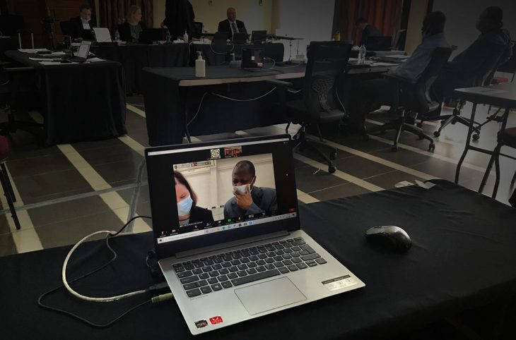 Salle d'audience du procès Massaquoi (Liberia). L'accusé assiste au procès depuis la Finlande.