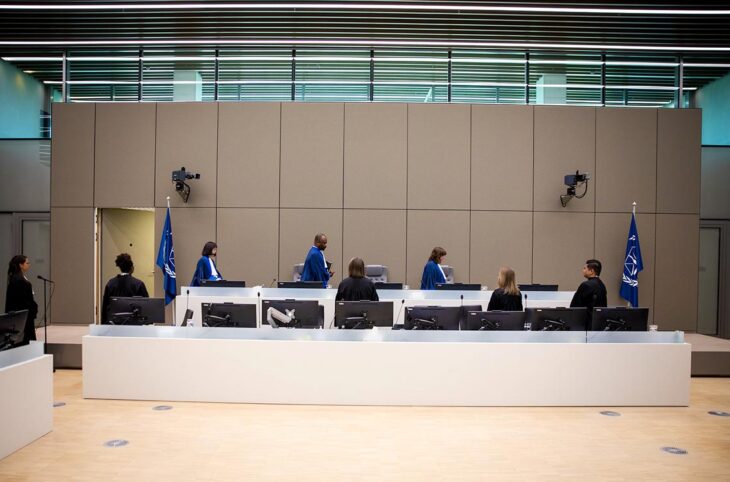 Procès Al Hassan à la Cour pénale internationale (CPI). Photo : les juges de la CPI entrent dans la salle d'audience où Al Hassan est accusé pour des crimes commis au Mali.