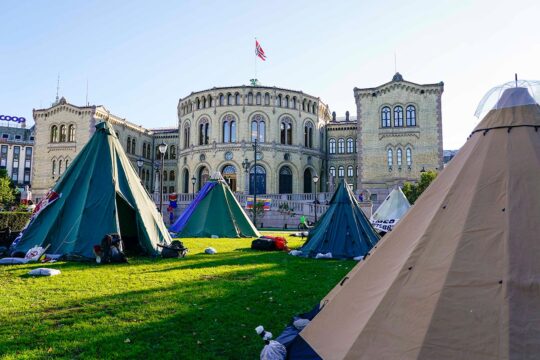 La Norvège sur la voie de la réconciliation avec les peuples autochtones Sami, Kven, Norwegian Finns et Forrest Finns pour sa « politique de norvégianisation » dans le passé. Photo : habitations traditionnelles du peuple Sami - installées devant le Storting, le Parlement norvégien.