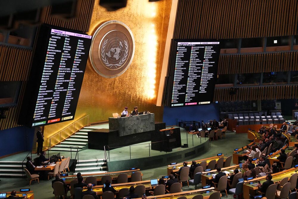 Palestine/Israël : quelles sont, en synthèse, les recommandations de la Cour internationale de justice (CIJ), en matière de droit, et la résolution des Nations Unies pour stopper et réparer l’occupation israélienne jugée illégale. Photo : session extraordinaire de l'Assemblée générale de l'Onu lors d'un vote sur l'occupation israélienne des territoires palestiniens.