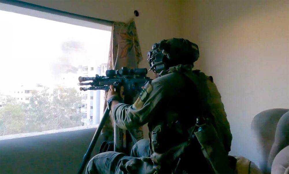 Complaint in Belgium over allegations of war crimes committed by foreign soldiers of the Israeli army in Gaza - Photo: an Israeli sniper seen from behind, in firing position at the top of a building.