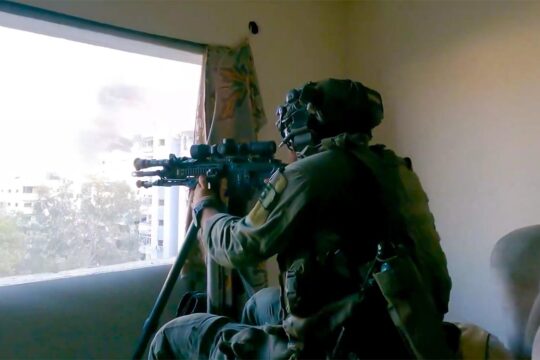 Plainte en Belgique pour des allégation de crimes de guerre commis par des soldats étrangers de l'armée israélienne à Gaza - Photo : un sniper israélien vu de dos, en position de tir en haut d'un immeuble.