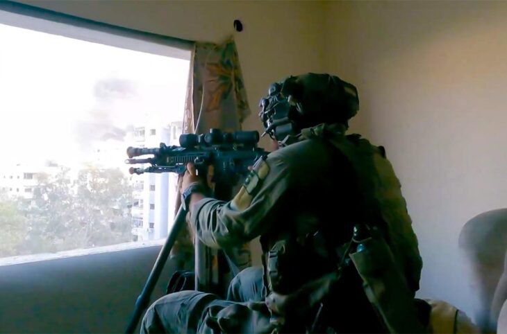 Complaint in Belgium over allegations of war crimes committed by foreign soldiers of the Israeli army in Gaza - Photo: an Israeli sniper seen from behind, in firing position at the top of a building.