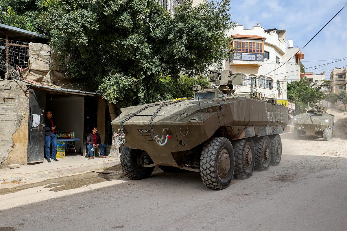 Notre tour du monde des pays envahisseurs (auteurs d'annexions). Photo : des véhicules armés israéliens patrouillent dans une rue de Jénine, en territoire occupé palestinien.