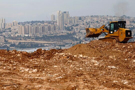 Occupation de la Palestine par Israël : la Cour internationale de justice (CIJ) rend sa décision. Photo : un bulldozer travaille sur un chantier de construction à Givat HaMatos, une colonie israélienne située dans la banlieue de Jérusalem-Est annexée.