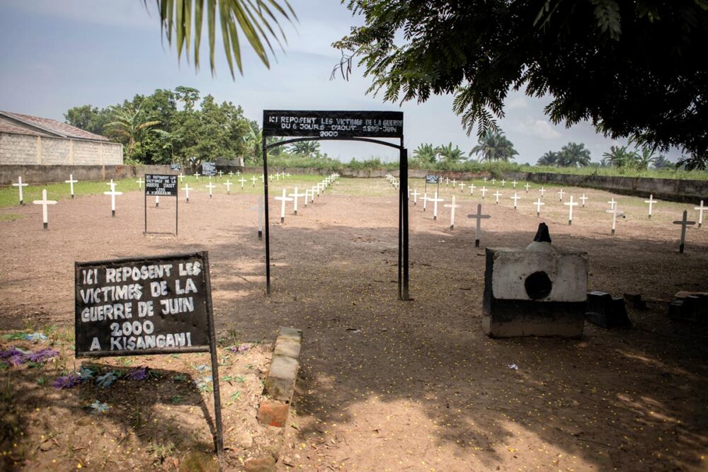 In the Democratic Republic of Congo, the aid fund for victims of the ‘6-day war’ (often called ‘Genocost’ in the DRC) is struggling to fulfil its mission. Frivao is suspected of embezzlement and needs to be overhauled. Photo: Kisangani cemetery.