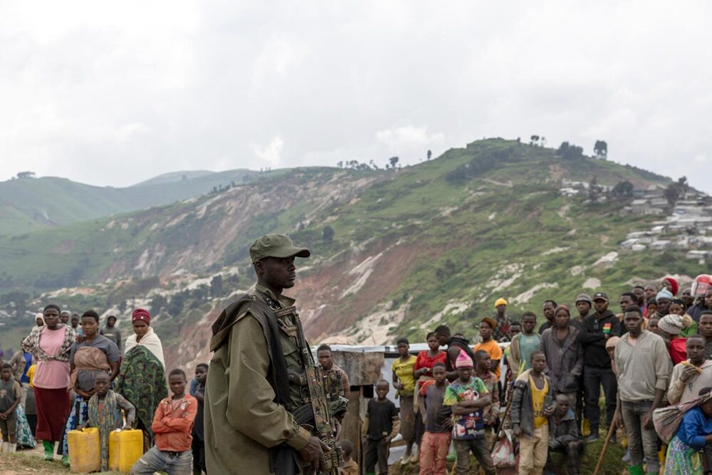 République démocratique du Congo contre Rwanda : le conflit se joue maintenant aussi devant les tribunaux africains. Photo : un soldat du M23 patrouille près d'un mine de coltan, un minerai très prisé qui serait une des motivations du Rwanda justifiant son incursion en RDC.