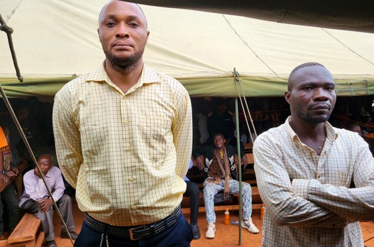 Dans la région du Kasaï, en République démocratique du Congo, le verdict se confirme en appel pour deux accusés, ex miliciens Kamuina Nsapu, lors d'un procès pour crimes de guerre. Photo : les deux accusés posent sous une tente installée à l'occasion d'une audience foraine dans un village ont eu lieu les crimes.