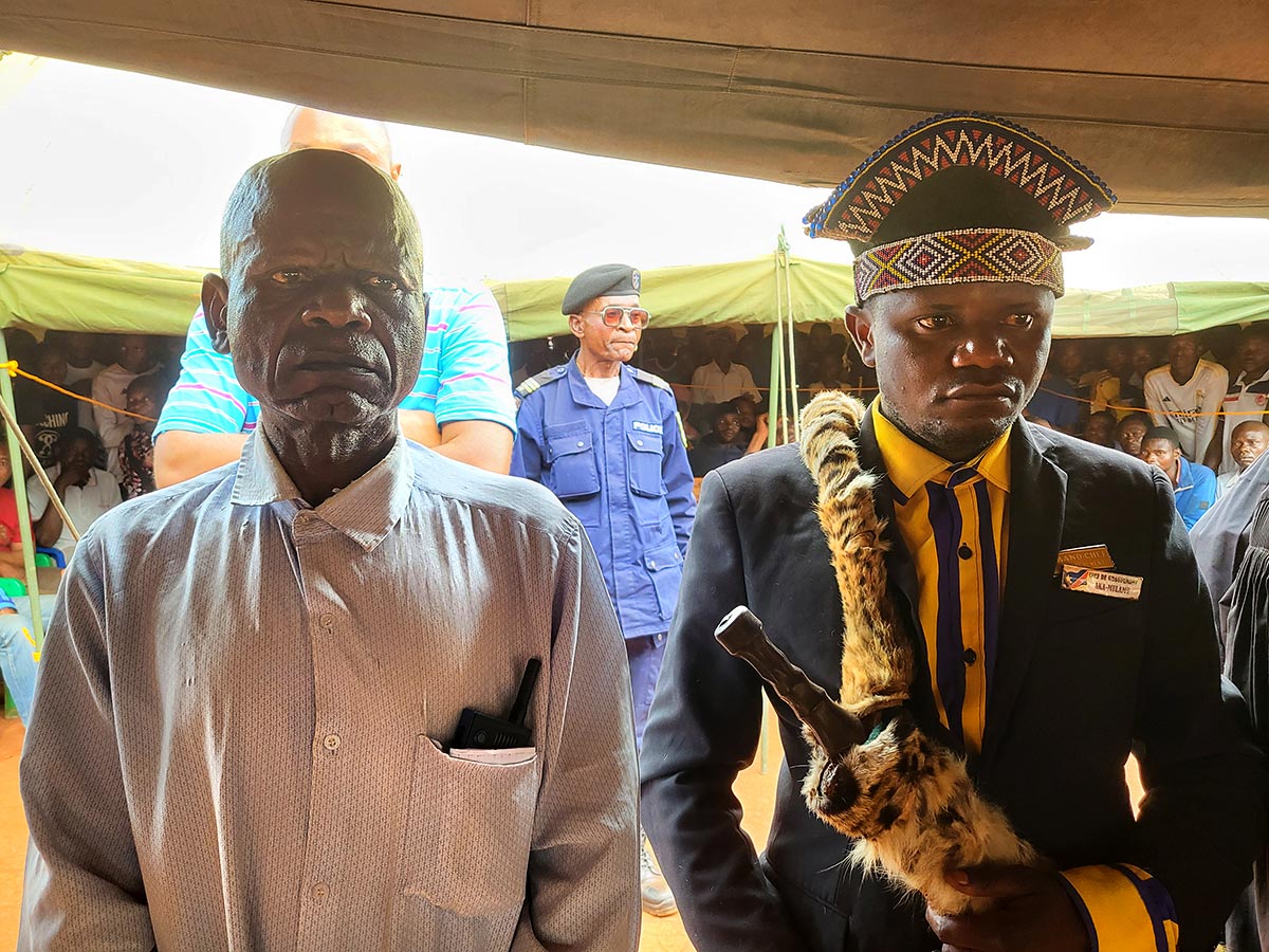 Chef Stanis Mbangu, fils du chef traditionnel tué par les miliciens Kamuina Nsapu, au Kasaï, en 2017, est venu témoigner au procès en grande tenue, accompagné par son oncle paternel.