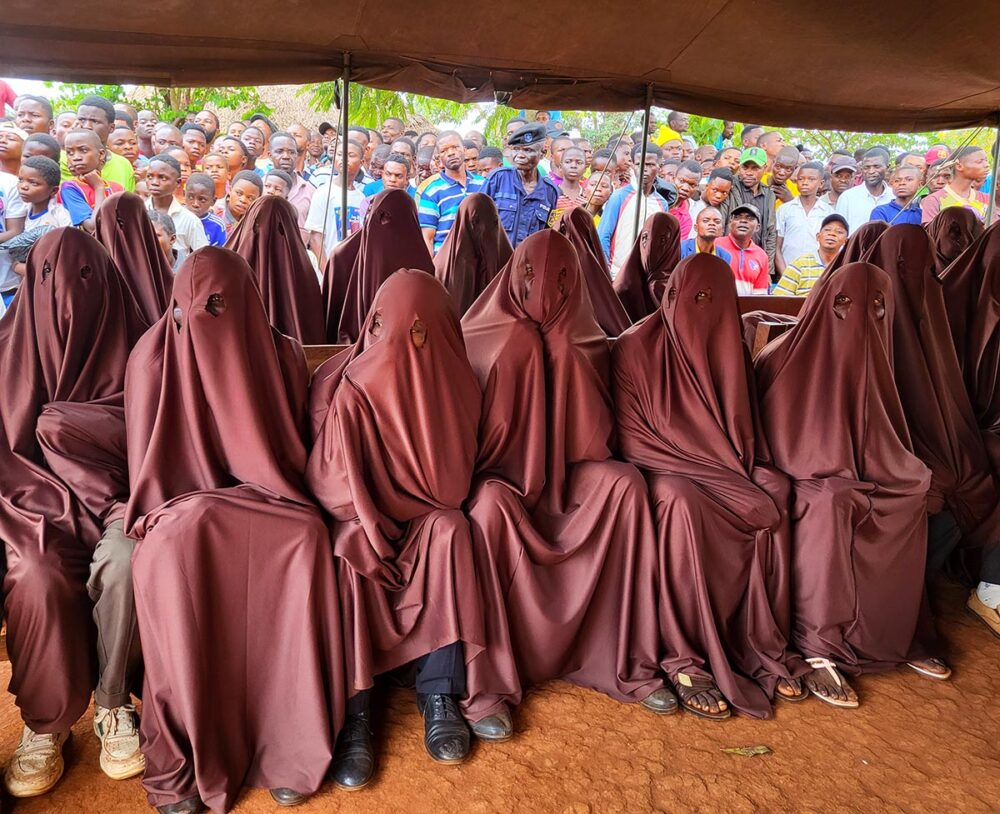 Au Kasaï (République démocratique du Congo), certains procès ont lieu en audiences foraines, au coeur des villages, au plus près des crimes et des victimes. Photo : des témoins protégés sont couverts des pieds à la tête lors d'un procès pour crimes de guerre commis par des membres de la milice Kamuina Nsapu.