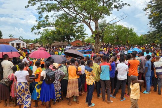 La population congolaise de Masuika, dans le Kasaï Central (République démocratique du Congo), a pris connaissance du verdict final dans le procès de deux anciens membres de la milice Kamuina Nsapu, accusés de crimes de guerre commis en 2017. Photo : la foule attend le verdict sur les lieux où se sont tenues les audiences foraines, près de l’emplacement des crimes.