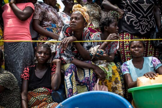 Justice au Kasaï, République démocratique du Congo (RDC) - Photo : des personnes déplacées suite au conflit entre la milice locale Kamwina Nsapu et les forces gouvernementales attendent de recevoir des rations alimentaires.
