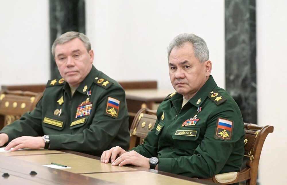 Arrest warrants issued by the International Criminal Court (ICC) against senior Russian military officers for crimes committed in Ukraine. Photo: Valery Gerasimov and Sergei Shoigu in military uniforms (Russia)