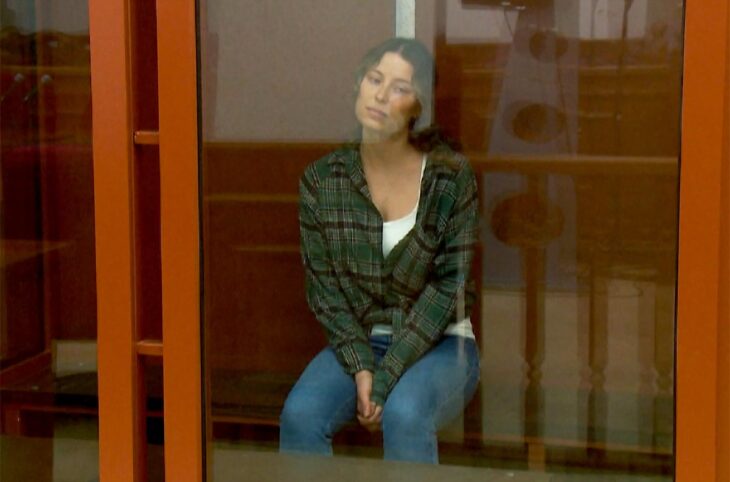 Procès pour trahison en Russie. Photo : la citoyenne russo-américaine Ksenia Karelina apparaît derrière la vitre du box des accusés à Ekaterinbourg (Russie).