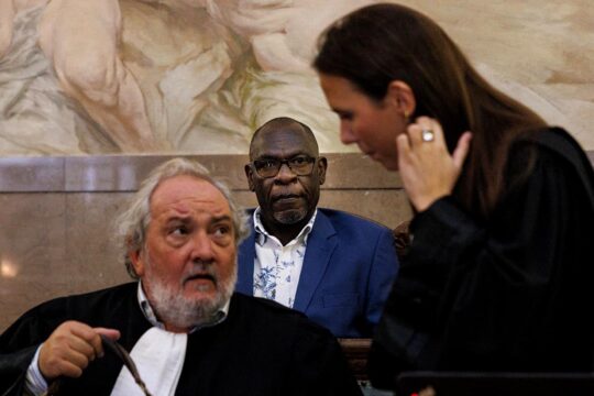Le Rwandais Séraphin Twahirwa et ses deux avocats Vincent Lurquin et Juliette Lurquin, lors de son procès en Belgique. Il est jugé pour son implication alléguée dans le génocide au Rwanda.